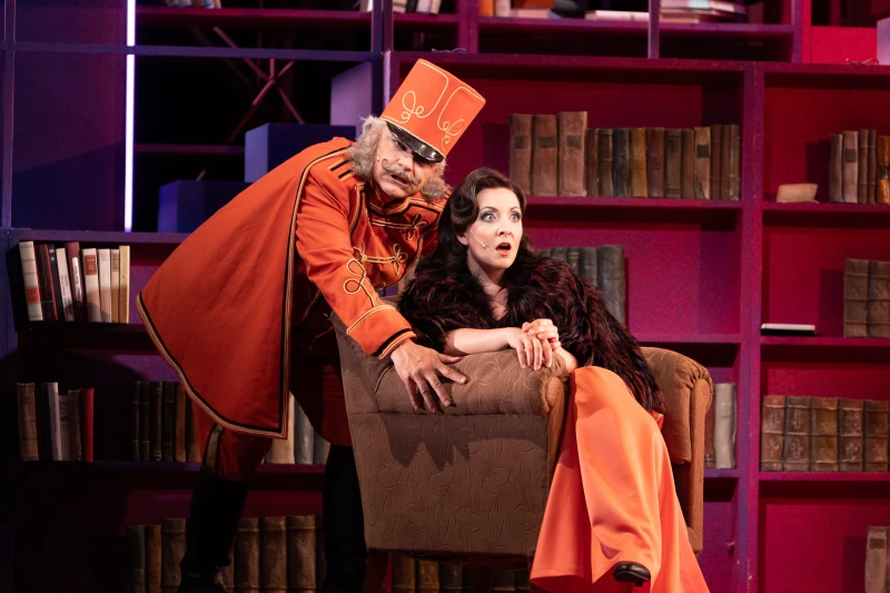 Bühne frei fürs Wochenende – Die Theater-Tipps vom 27. bis 29. März im Theater Altenburg Gera | „Meine Schwester und ich“_Johannes Beck als Graf Lacy, Julia Gromball als Dolly Fleuriot