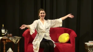 Humorvoller Blick aufs Beziehungschaos: „Mondscheintarif“ auf der Bühne