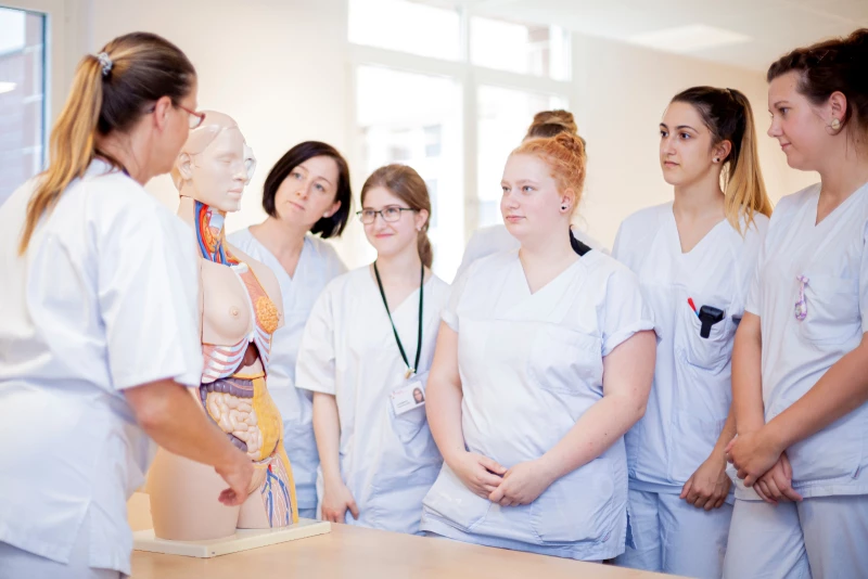 Ausbildung zu Pflegefachmann bzw. Pflegefachfrau im Altenburger Klinikum wird vorgestellt | In der Krankenpflegeschule wird eben der praktischen Ausbildung auch  theoretisches Wissen vermittelt.