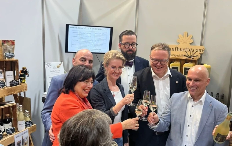 Thüringens Ministerpräsident Mario Voigt besucht Hanfhuette.com zur Eröffnung der Thüringen Ausstellung 2026 | vlnr: Marion Walsmann (Mitglied des Europäischen Parlaments), Ringo Siemon (Leiter der Wirtschaftsregion Thüringen BVMW), Janina Hänsel (Inhaberin von Hanfhuette.com), Robert Ninnemann (Geschäftsführer der RAM Regio Ausstellungs GmbH), Mario Voigt (Ministerpräsident Thüringen), Andreas Horn (Oberbürgermeister Erfurt)