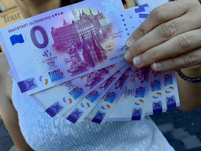 VorschauBild - Erster Altenburger 0-Euro-Schein zum Stadtjubiläum: Skatbrunnen, Schloss & Rote Spitzen