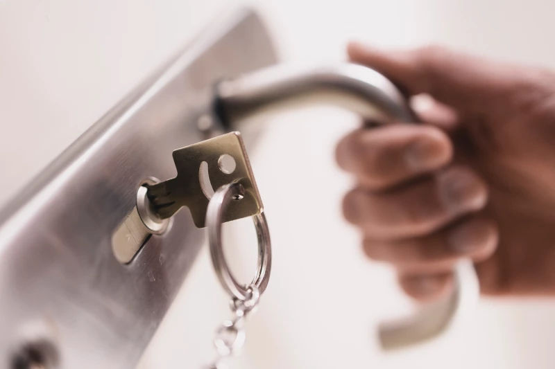 Altenburger Land baut 87 neue Wohnungen | Neue Wohnung, neuer Schlüssel. Doch in diesem Jahr könnte es im Altenburger Land weniger neue Wohnungsschlüssel geben. Die IG BAU warnt: „Bauprojekte werden auf Eis gelegt.“ Die Bau-Gewerkschaft fordert deshalb einen „Booster für den Neubau“. Der Staat müsse vor allem den Bau von bezahlbaren Wohnungen und von Sozialwohnungen stärker fördern. Außerdem müsse es ein „schlankeres Baugesetzbuch“ geben – also weniger Vorschriften und Auflagen.