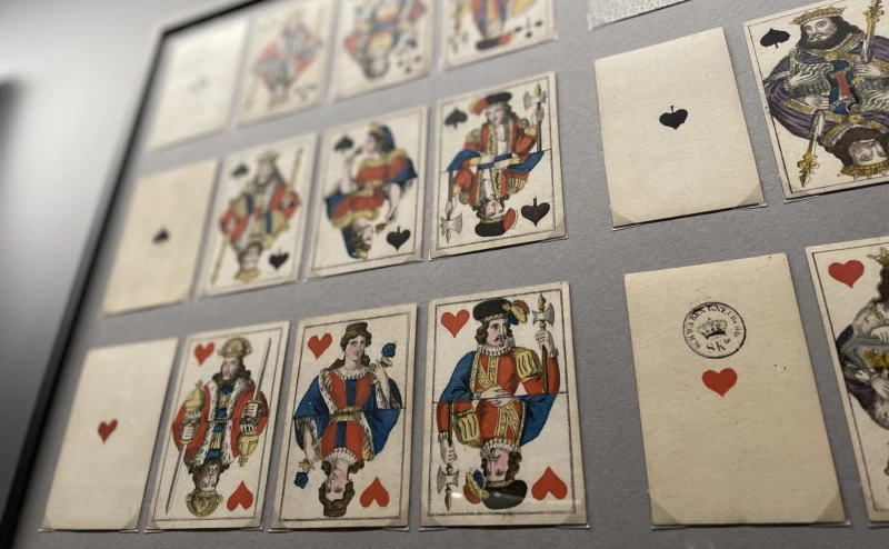 Familienentdeckertour - Ass im Ärmel | Historisches Spielkartenblatt aus der Ausstellung im Schloss- und Spielkartenmuseum