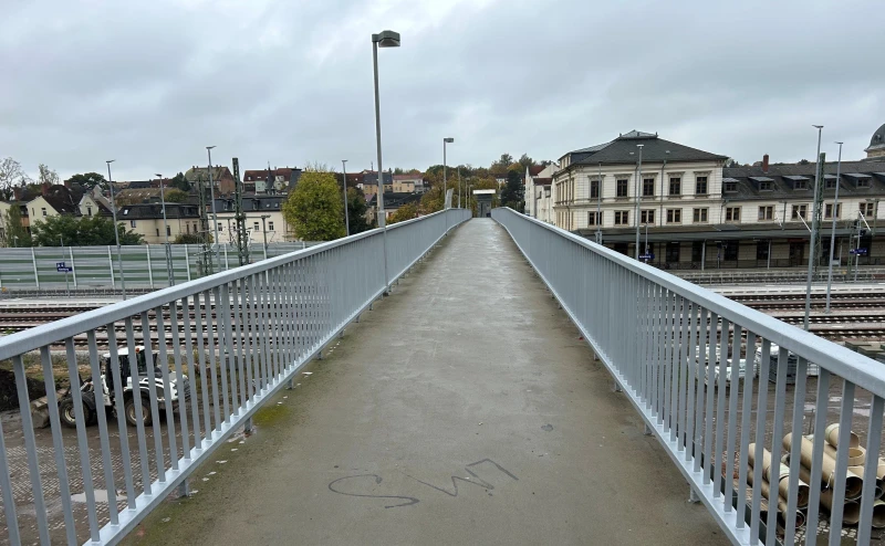 Geländer der Fußgängerbrücke am Altenburger Bahnhof erneuert | Fußgängerbrücke am Bahnhof