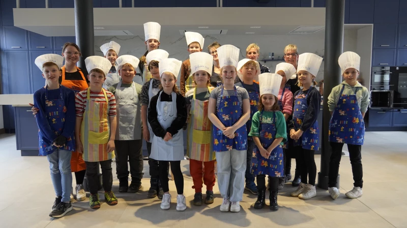 Kinder der Grundschule Großstechau lernen gesunde Küche kennen | Die Kinder hatten beim Kochen sichtlich Spaß