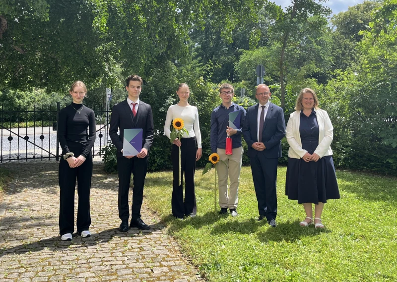 Karl Seyffarth erhält Stipendium der Kulturstiftung Thüringen | v. l. Felicitas Burkhardt, Karl Seyffarth, Hans Friedrich Wöhl, Helena Victoria
Wydra, Dr. Bernd Uwe Althaus, Katja Lipfert.