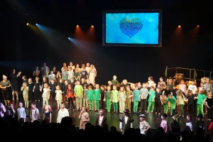 „Die kleine Hexe“: Grundschulensemble verzaubert Publikum in Altenburg