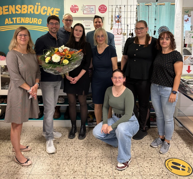 Oberbürgermeister besucht Sozialmarkt „Lebensbrücke“ in Altenburg | Beim Besuch des Stadtoberhaupts wurde ein Erinnerungsfoto gemacht (von links nach rechts): Katharina Hofmann (faw), Oberbürgermeister André Neumann, Jörg Neumerkel (Jobcenter), Sandra Kratzsch (faw), Tim Schaufuß (faw), Manuela Köhler (faw), Teilnehmerinnen Celine Harca-Hanza und Elisa Walent sowie Nannette Steinert (Jobcenter).
