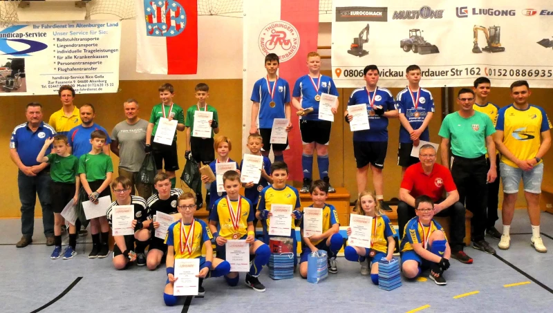 Landesmeisterschaften Thüringer Radballnachwuchs in Ehrenberg | Gesamtbild aller an den drei Turnieren beteiligten Mannschaften, Trainer und Kommissäre