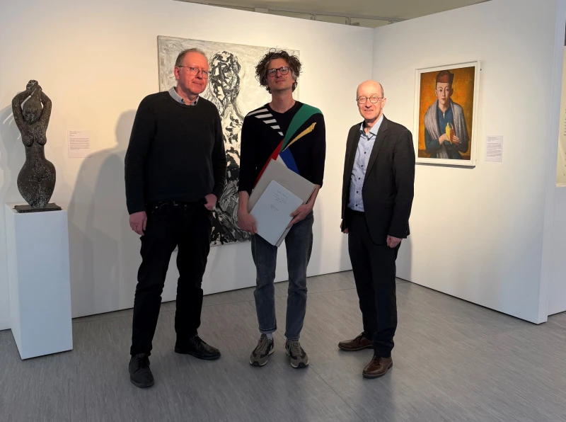 68 Bleistiftstudien: Neue Schenkung für das Lindenau‑Museum Altenburg | (v. l. n. r.) Matthias Beckmann mit Dr. Benjamin Rux, Kunsthistoriker an den Altenburger Museen, und Dr. Roland Krischke, Direktor der Altenburger Museen