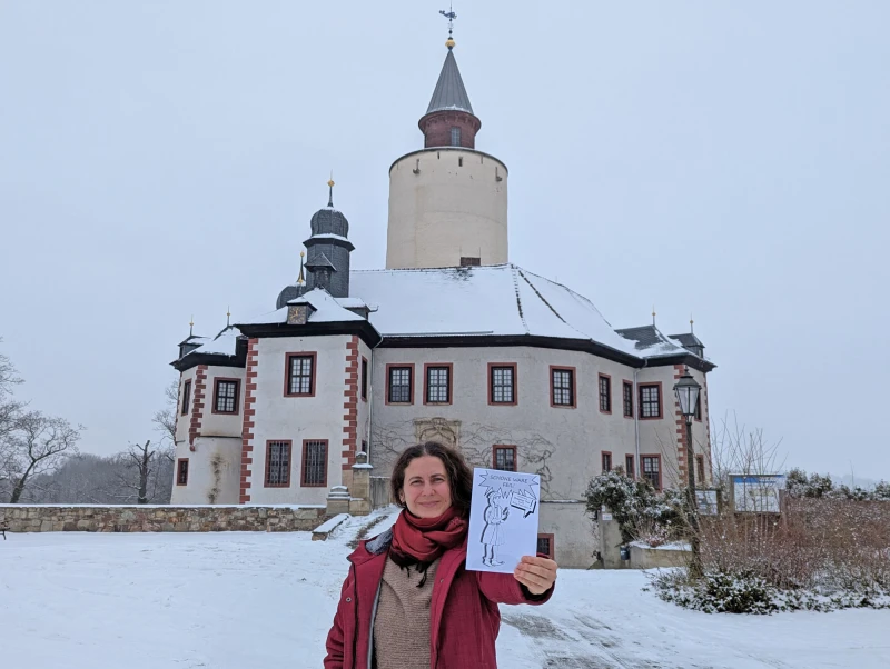 Winterferien-Rätsel: „Schöne Ware feil!“ auf Burg Posterstein | Museumsmitarbeiterin Marlene Hofmann mit dem neuen Winterferien-Rätsel. Den Inhalt hat ihre Kollegin Franziska Huberty vorbereitet, die auch die Texte vertont. Für die Gestaltung des Rätsels und die technische Umsetzung ist Marlene Hofmann verantwortlich.