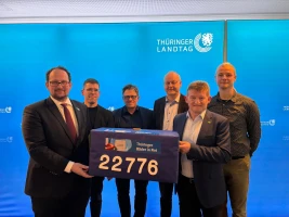 Petition „Bäder in Not“ übergeben – mehr als 22.000 Unterschriften für den Erhalt der Thüringer Hallenbäder