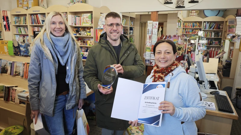 Schmöllner Stadtgutschein: Erfolgreiche Akzeptanzstellen 2025 ausgezeichnet | Top Akzeptanzstelle, Platz 1: Buchhandlung Goerke - V.l.n.r.: Wirtschaftsförderin Julia Waldmann, Bürgermeister Sven Schrade, Inhaberin Kristin Mielke