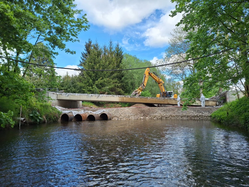 Kotteritzer Brücke kurz vor Verkehrsfreigabe | Abriss der Brücke in Kotteritz im Mai 2025.