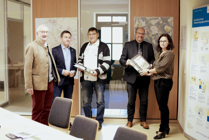 Wegebaustudie „Verbesserung des ländlichen Hauptwegenetzes in der Region Altenburger Land“ vorgestellt | Übergabe der Wegebaustudie an die Vorsitzende der VG Rositz, Frau Anja Dallek und an den Bauamtsleiter der Stadt Schmölln, Herrn Reiner Erler. V.l.n.r.: Rainer Franke, Vorsitzender des Verbandes für Landentwicklung und Flurneuordnung (VLF), Dr. Thomas Rudloff, Geschäftsführer des VLF, Bauamtsleiter der Stadt Schmölln, Reiner Erler, Präsident Uwe Köhler (TLBG) und die Vorsitzende der VG Rositz, Antje Dallek.