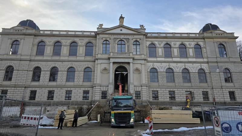 Sanierung des Altenburger Lindenau-Museums schreitet voran | Mit einem LKW-Ladearm wurden die Balken für die Deckenstabilisierung ins Museum gehoben.