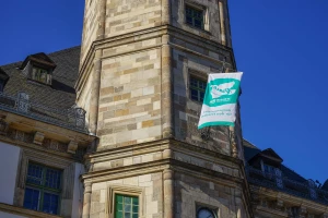„Mayors for Peace“: Fahnenaktion zur atomaren Abrüstung in Altenburg