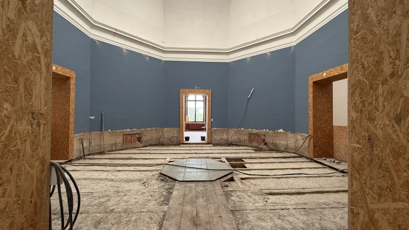 Baufortschritt im Lindenau-Museum: Restaurierung im Inneren, Neubau des Stadtgeschosses kurz vor Vergabe | Das Parkett ist entfernt und wird fachgerecht aufgearbeitet.