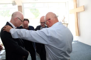Ulrich Grabowski, Pastor der FeG Altenburg, feierte mit seiner Gemeinde eine Treue-Erinnerung  mit „Jesus“-Ring