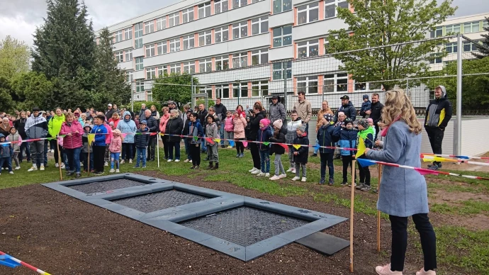 VorschauBild - Freudige Einweihung einer Trampolinanlage an der Grundschule Wilhelm Busch