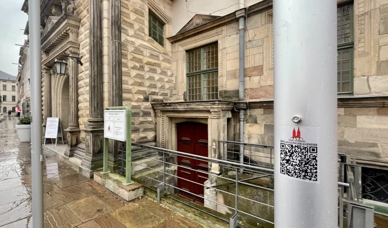 QR-Codes informieren über Beflaggung am Altenburger Rathaus | QR-Codes informieren über Beflaggung am Altenburger Rathaus
