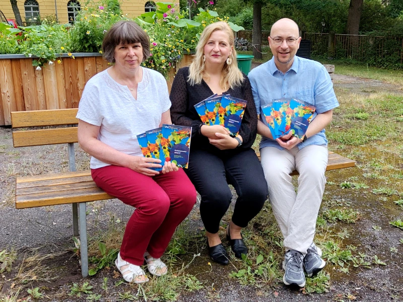 Altenburger Volkshochschule startet ins Herbstsemester | VHS-Leiterin Kristin Treichel (Mitte) und ihre Mitarbeitenden Ute Rüdiger und Dr. Michael Hein präsentieren im „Grünen Klassenzimmer“ der VHS Altenburg das neue Programmheft.