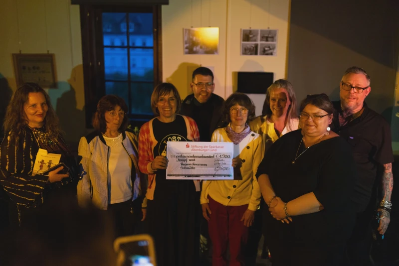 Sparkassenstiftung Altenburger Land unterstützt Knopf- und Regionalmuseum Schmölln mit 1.900 Euro | Museumsleitung Constance Böhme freut sich mit ihren Kolleginnen (Mitte) über die Zuwendung. Ganz links: Florentine Joop, dritte v.r.: Katharina Graupner von der Sparkasse Altenburger Land, ganz rechts: Wyne Lost Soul.