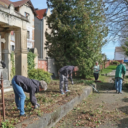 Mitglieder der Gartenanlage Pflaumenberg am Familiengrab der Ahnen vom Fernsehkoch Tim Mälzer