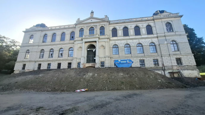 VorschauBild - Erdwall vor dem Lindenau-Museum schafft Platz für ausstehende Fundamentarbeiten