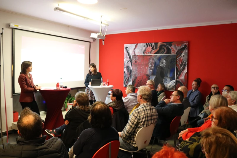 Veranstaltung zu Bürgergeld und Mindestlohn bewegt Menschen trotz Einschüchterungsversuchen von AfD und Neonazis | 