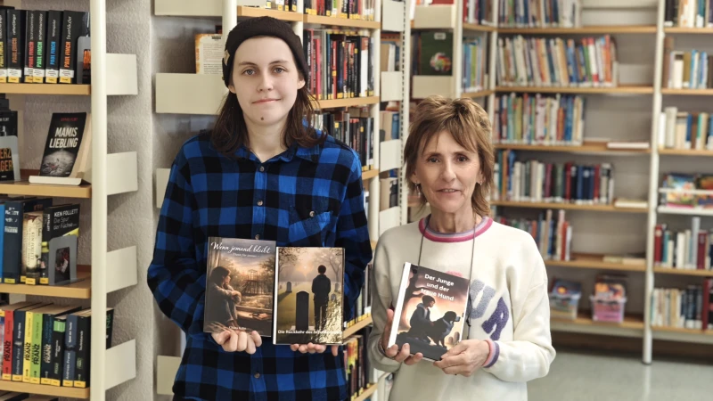 Schmölln: Nachwuchsautorin Chiara Kühn schenkt ihre Bücher der Stadt- und Kreisbibliothek | Chiara Kühn präsentiert ihre Bücher gemeinsam mit Heike Milke von der Stadt- und Kreisbibliothek Schmölln.