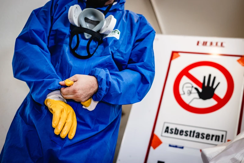 Warnung vor „Asbest-Welle“: 5.700 Wohnhäuser im Altenburger Land sind „Asbest-Fallen“ bei Sanierung | So läuft Asbest-Sanierung: Overall, Atemschutzmaske, Handschuhe und dazu noch eine Schutzbrille. „KomplettSchutz ist ein Muss“, sagt die Bau-Gewerkschaft.