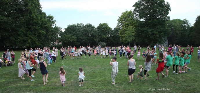 VorschauBild - Tanz-Event zum Welttanztag &amp; Muttertag — „Mama, lass uns tanzen“ (10. Mai)