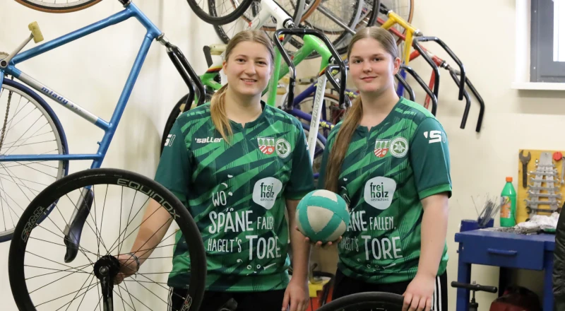 Langenleuba-Niederhain wird am 21.Februar zum Mekka der Radballerinnen | Das Thüringisch-Sächsische Damen-Radballduo Leonie Reinicke/Isabell Kaiser (Langenleuba-Niederhain/Fraureuth (von rechts) hat die EM- und WM-Teilnahme im Visier. In Langenleuba-Niederhain geht es beim zweiten von drei Spieltagen zunächst um den Bundespokal des BDR