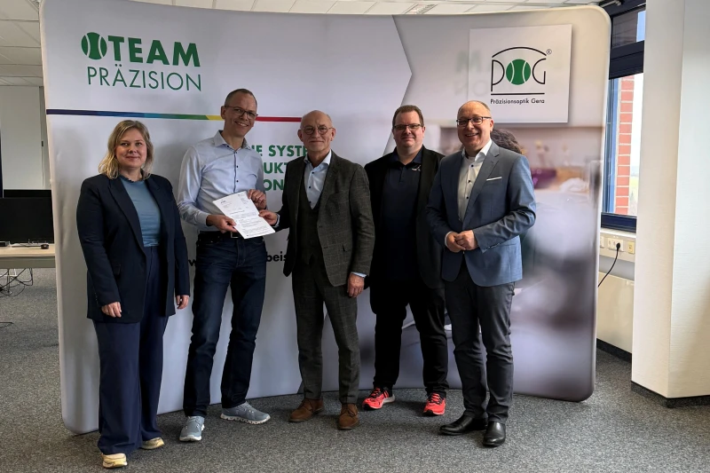 POG Präzisionsoptik Gera GmbH erhält Fördermittel aus Bundesmodellvorhaben | (v.l.n.r.): Pia Castell (Projektleitung UNTERNEHMEN REVIER, Regionalpartner im Bundesmodellvorhaben, Metropolregion Mitteldeutschland Management GmbH), Jan Schubach (Geschäftsführer POG Präzisionsoptik Gera GmbH), Landrat Uwe Melzer, Marcus Raschke (Projektsteuerer für das Bundesprogramm "UNTERNEHMEN REVIER" bei der Stabsstelle Strukturwandel im Burgenlandkreis) und Michael Apel (Leiter des Fachdienstes Wirtschaft, Tourismus und Kultur im Landratsamt).