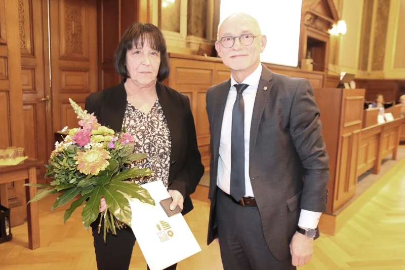Stellvertretende Amtsärztin Karola Hainich erhält höchste Auszeichnung des Altenburger Landes | Uwe Melzer verleiht Karola Hainich die „Medaille für besondere Verdienste“
