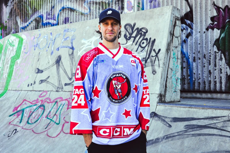 Unübersehbar anders: Das neue Warmup-Trikot der Eispiraten Crimmitschau | Eispiraten Crimmitschau - Warmup-Trikot für die Saison 2026/27