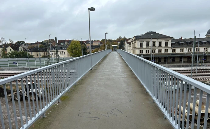 VorschauBild - Geländer der Fußgängerbrücke am Altenburger Bahnhof erneuert