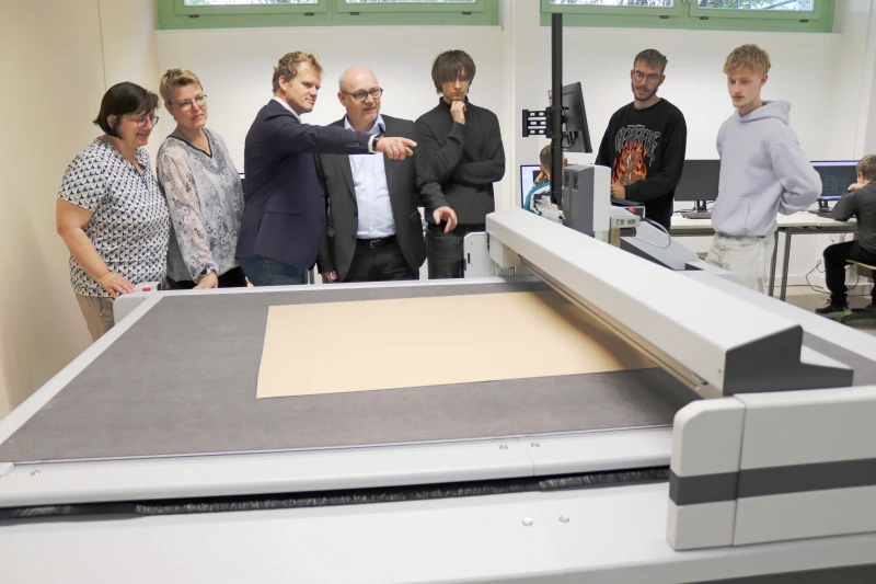 Zukunftsorientierte Ausbildung: Altenburger Piererschule erhält modernen Schneidplotter für Packmitteltechnik | reuen sich über den neuen Schneidplotter: v.l.n.r. Annett Franke (Fachbereichsleiterin Papierverarbeitung), Tilly Tschischgale (Fachlehrerin CAD Konstruktion), Christopher Wegner (Fachbereichsleiter Papiererzeugung), Christian Schrödter (Vorsitzender Förderverein P2V-Zentrum Altenburg e.V.) sowie die Berufsschüler Tom Fischer, Devin Hartmann und Leon Clasen.