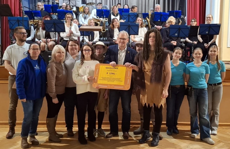 Rositz spendet 1.244 € an das Inklusionsprojekt Theatergruppe „Herzstück“ | Spendenübergabe, v.l.n.r. Holger Markowski (Karnevalclub), Susann Adelt (Judosportverein), Anja Gäbler (Heimatverein), Stefanie Raschke (Leitung Theatergruppe), Karli Lehmann und Patrick Müller (Theatergruppe), Steffen Stange (Bürgermeister), Patrick Tautenhahn und Christopher Raddatz (Theatergruppe), Enie Ohme, Hannah Otto und Lina Wießner (Kunstradsportverein).