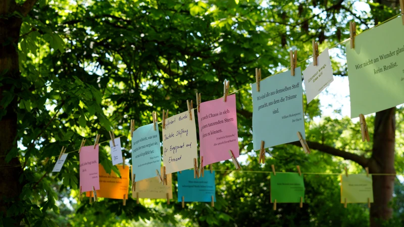 Literatur unterwegs: Neuer Verein „Literatur bewegt“ lud zum literarischen Spaziergang am Großen Teich | Am 23. Mai trafen Spaziergänger am Großen Teich auf zahlreiche literarische Zitate.