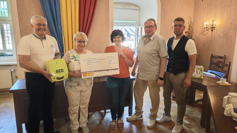 Zwei neue Defibrillatoren für Schmöllner Sporthallen | v.l.n.r.: Thomas Wagner (Vorstandsvorsitzender des ASB Kreisverband Altenburg/Schmölln e. V.), Sonja Reichardt (Geschäftsführerin ASB Kreisverband Altenburg/Schmölln e. V.), Jacqueline Rödel (Leitung Hauptamt Stadt Schmölln), Enrico Reichardt (ASB Kreisverband Altenburg/Schmölln e. V.), Bürgermeister Sven Schrade