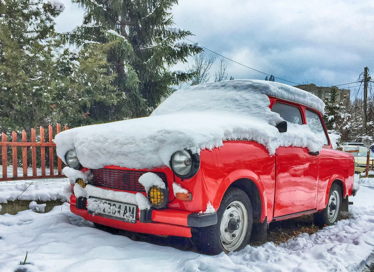 Pflicht, das Auto komplett von Schnee und Eis zu befreien