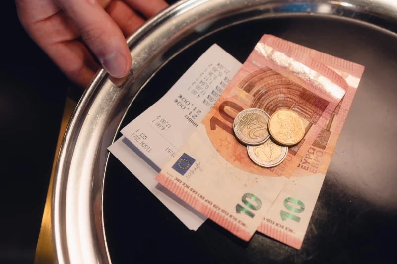 „Stimmt so!“ – Ein Satz, den 1.040 Gastro-Beschäftigte im Altenburger Land gerne hören | „Stimmt so!“ – Das Trinkgeld darf auch gern mal etwas üppiger ausfallen, so die Gewerkschaft NGG Thüringen. „Denn wer in der Gastronomie arbeitet, der kann’s auch gebrauchen. Und für ein gut gemachtes Essen, für prompt und freundlich servierte Getränke sollte auch gutes Trinkgeld drin sein“, sagt Jens Löbel von der Gastro-Gewerkschaft.