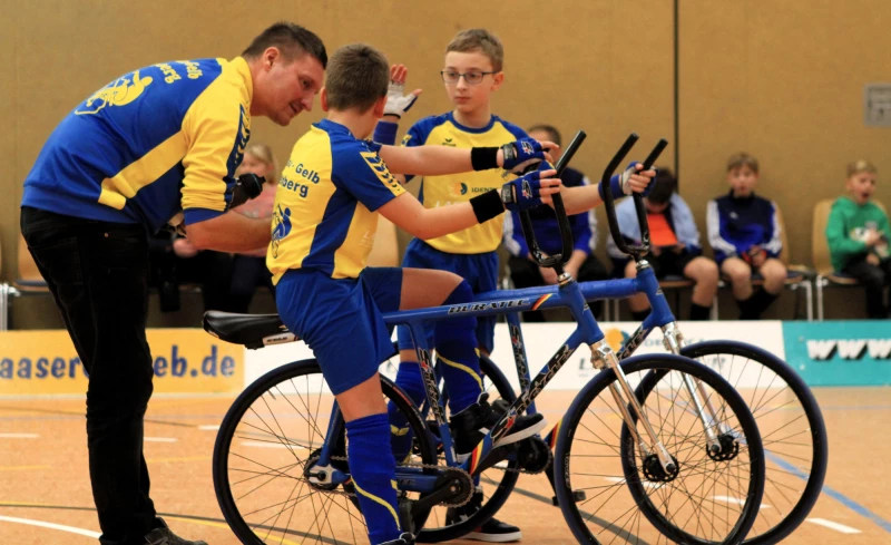 Schüler U13-Neujahrspokalturnier des SV Blau-Gelb Ehrenberg | Der Meister gibt seine Erfahrungen an den Nachwuchs weiter. Rico Rademann und seine Schüzlinge Marc Kaulin und Luca Rademann