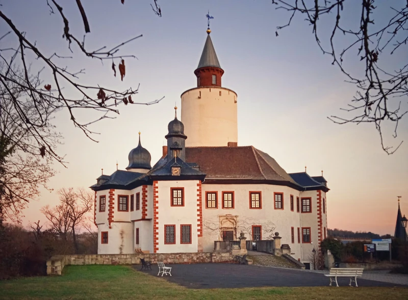 Jahresrückblick 2025: Erfolgreiches Museumsjahr trotz Bauarbeiten auf Burg Posterstein | Burg Posterstein mit frisch saniertem Bergfried