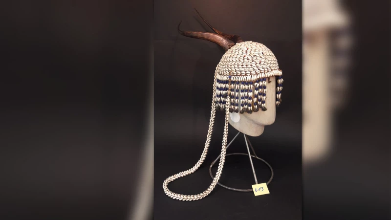 400 afrikanische Objekte der Ethnografischen Sammlung im Mauritianum | Kult-Helm mit Kaurischnecken und Antilopenhorn
