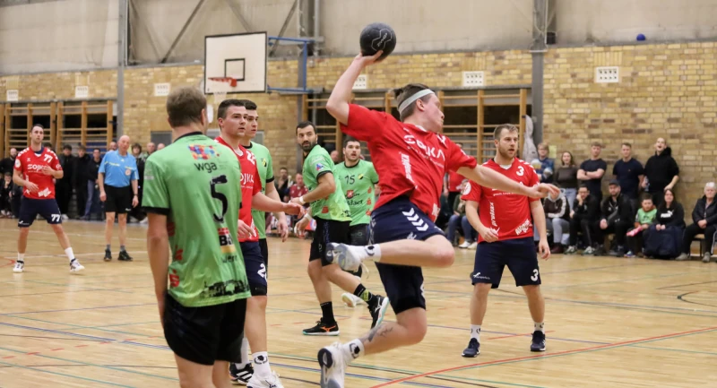 Tabellenführer HSV Apolda 1990 auch in Altenburg einfach nicht zu stoppen | Aufbau-Spieler Chris Unger bei erfolgreichem Abschluss