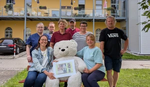 ST. ELISABETH Hospiz in Altenburg dankt für 300 Euro-Spende – Anwohnerin sammelt Geld bei einer Tombola zum Pauritzer Straßenfest 