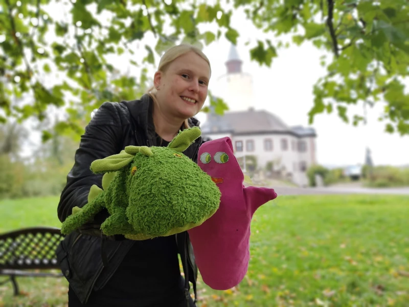 Nymphen, Drachen und Einhörner: Herbstferien-Rätsel auf Burg Posterstein | Museumsmitarbeiterin Franziska Huberty, hier mit den guten Burggeistern Posti und Stein, hat sich das Herbstferien-Rätsel ausgedacht.